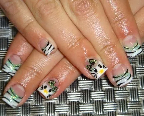 decorar-unas-hello-kitty-cebra.jpg