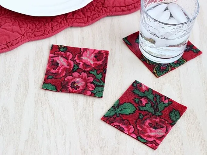 Decoupage with vintage fabric - DIY coasters - Mod Podge Rocks Decoupage with vintage fabric - DIY coasters - Mod Podge Rocks