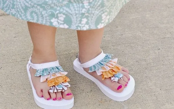Hacer delicadas sandalias para niñas en Reciclaje