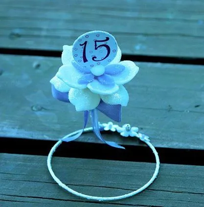 Delicado souvenir para 15 años, fabricado en alambre y porcelana ... Delicado souvenir para 15 años, fabricado en alambre y porcelana ...
