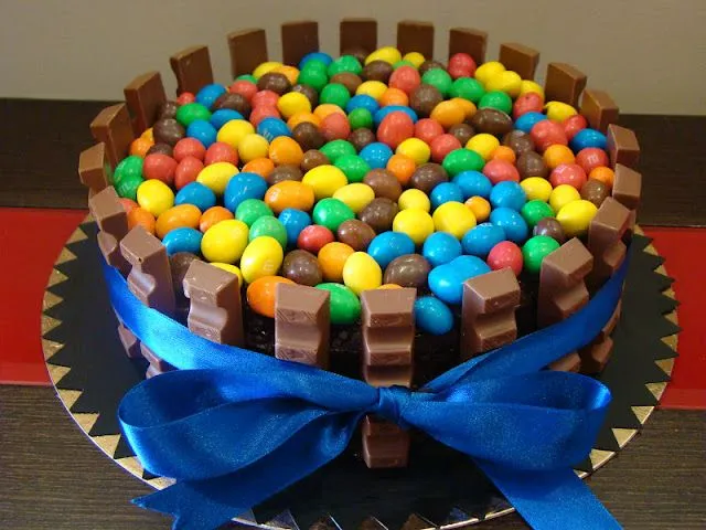 Las Delicias de Felicia: Tarta de m&ms y barritas kinder Las Delicias de Felicia: Tarta de m&ms y barritas kinder