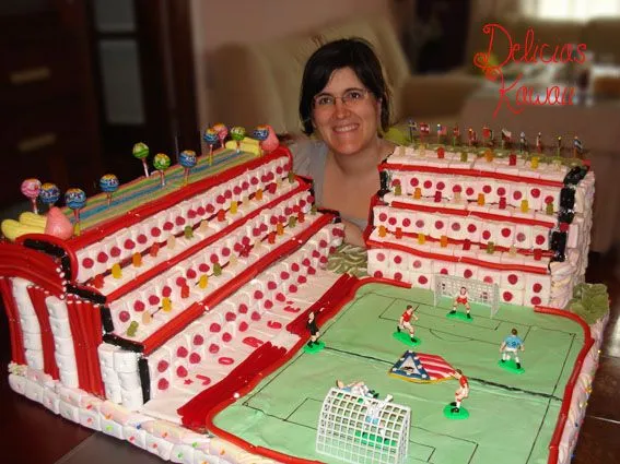 Delicias Kawaii: Tarta de chuches XXL "Campo de fútbol" Delicias Kawaii: Tarta de chuches XXL "Campo de fútbol"