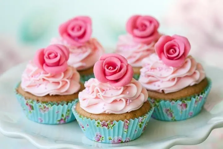 Delicioso cupcake decorado con crema de mantequillay finas rosas ...