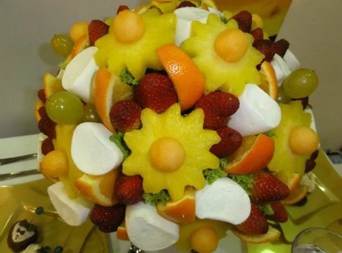 Delicioso! Frutas de temporada y chocolate para el banquete de bodas Delicioso! Frutas de temporada y chocolate para el banquete de bodas