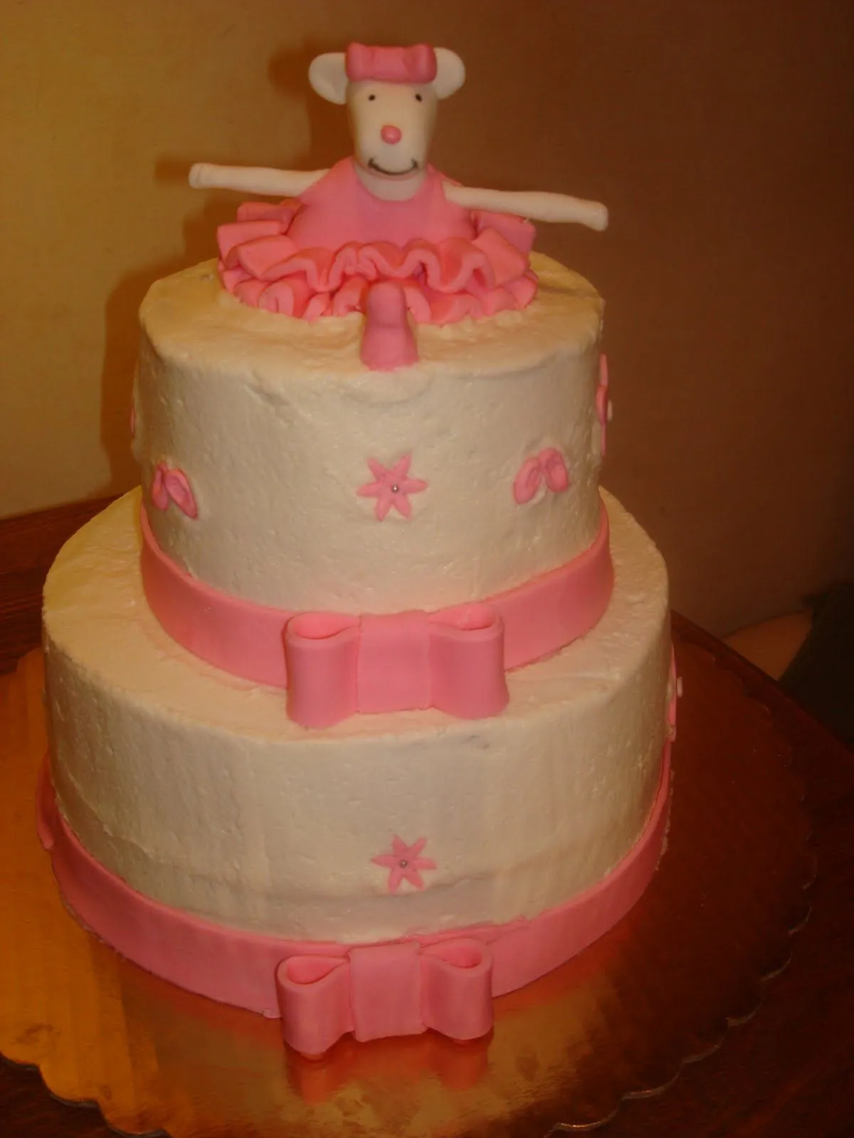 Delicious Cakes: Angelina Ballerina cake and cupcakes Delicious Cakes: Angelina Ballerina cake and cupcakes