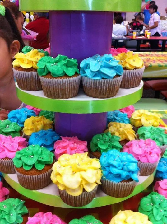Delicious Cakes: tinkerbell giant cupcake and small cupcakes Delicious Cakes: tinkerbell giant cupcake and small cupcakes