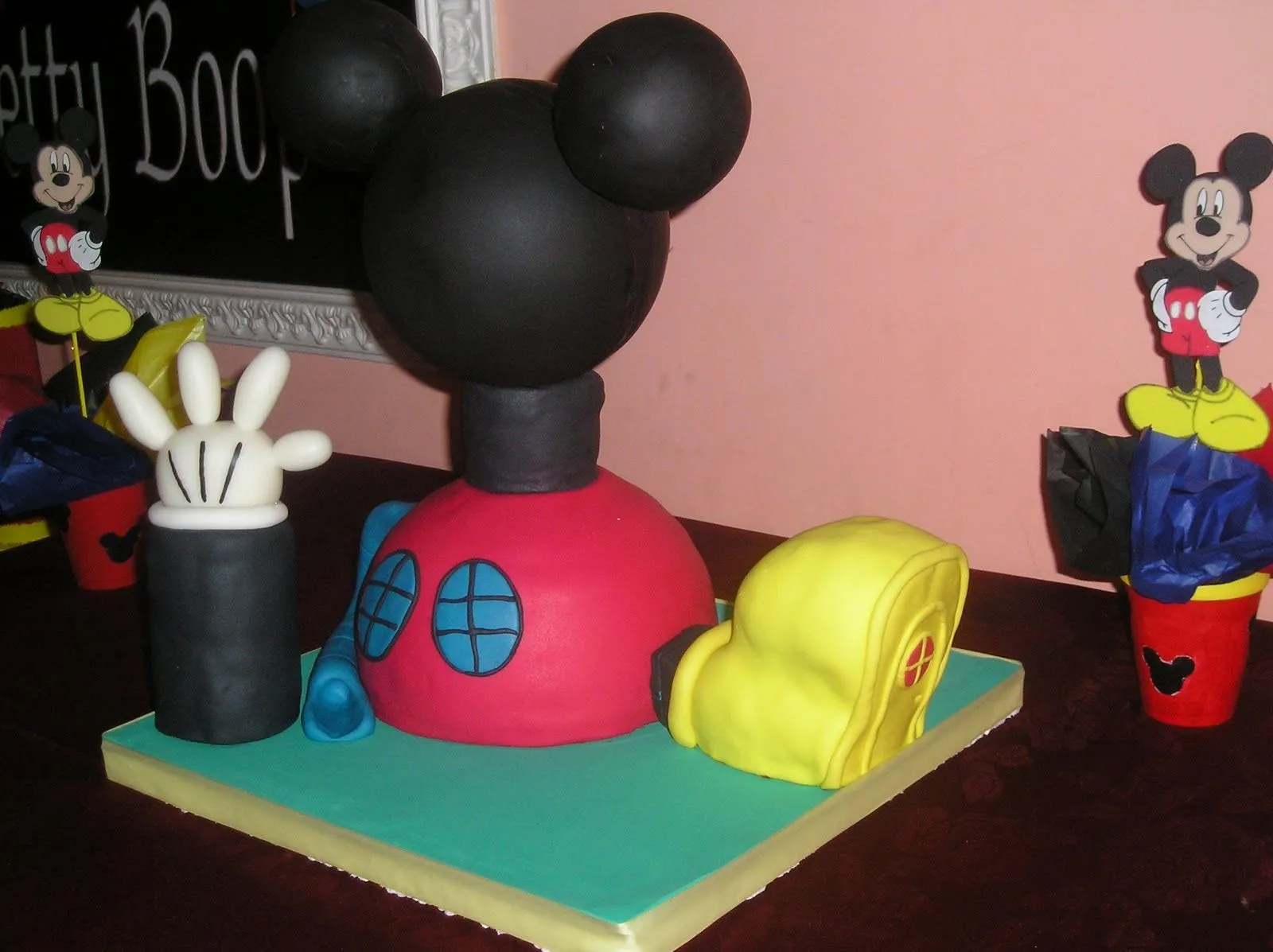 De.Lizzi.as - Tortas Infantiles: La casa de Mickey Mouse De.Lizzi.as - Tortas Infantiles: La casa de Mickey Mouse