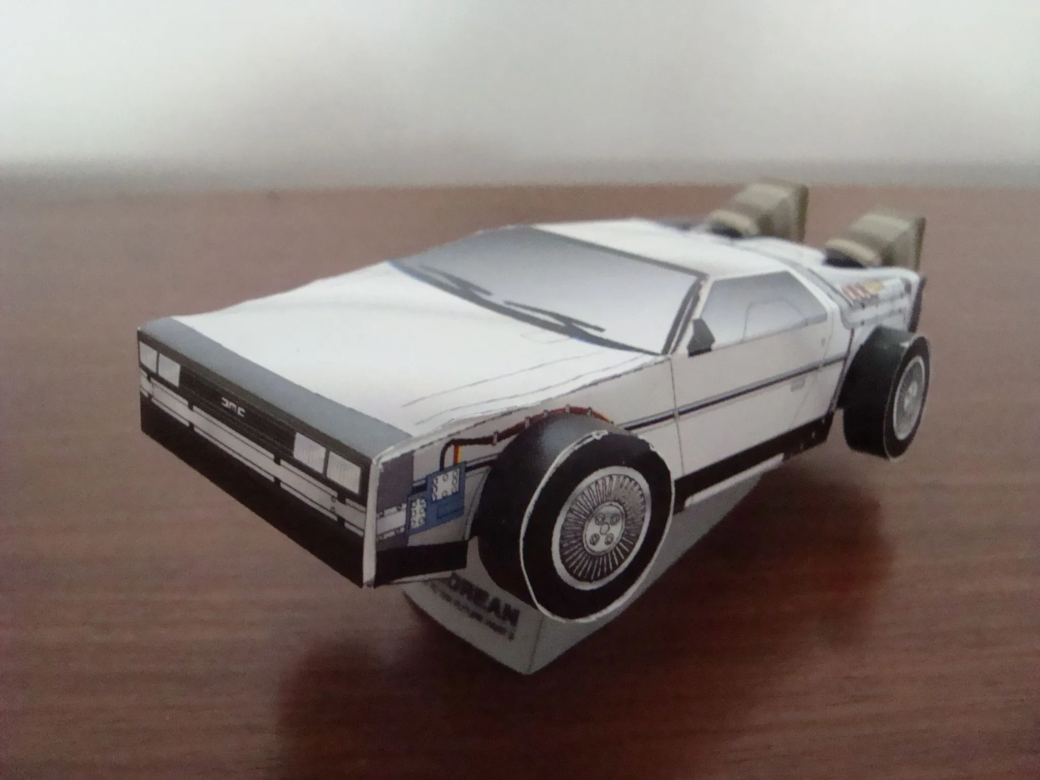 Delorean “De volta para o futuro” em papercraft | victorsj Delorean “De volta para o futuro” em papercraft | victorsj