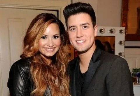Demi Lovato camina de la mano con su novio Logan Henderson ... Demi Lovato camina de la mano con su novio Logan Henderson ...