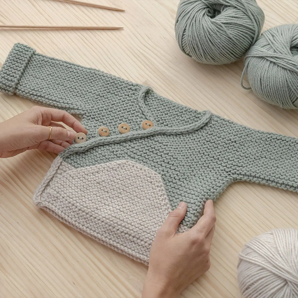 Descarga gratis un patrón de chaqueta de punto COMFY para bebés | Domestika Descarga gratis un patrón de chaqueta de punto COMFY para bebés | Domestika