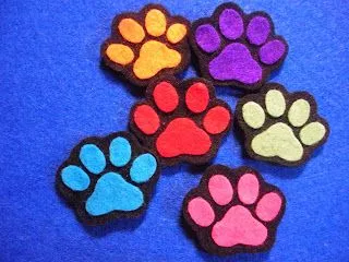 ... : Broche de fieltro, Huellas de perro, de diferentes colores ... : Broche de fieltro, Huellas de perro, de diferentes colores