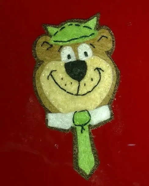 Descripición: Broche de fieltro, Oso Yogui. Descripición: Broche de fieltro, Oso Yogui.
