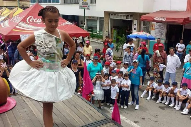 Con desfile se celebró el Día del Reciclaje en Barbosa ...