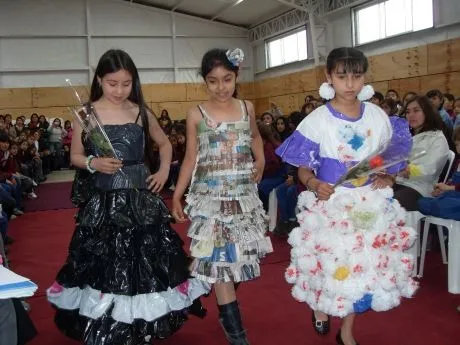 Un desfile de modas ecológico se realizó en el colegio Naciones ... Un desfile de modas ecológico se realizó en el colegio Naciones ...