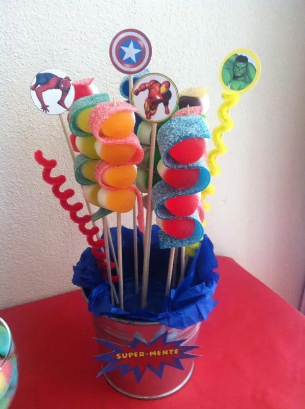 Detalle de las brochetas en el buffet de golosinas para el ...