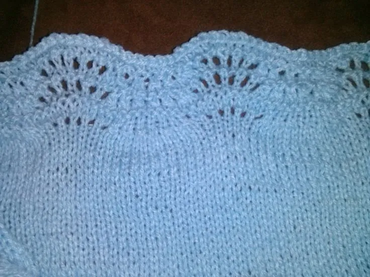 Detalle en la parte inferior de la chambrita tejida a dos agujas ...