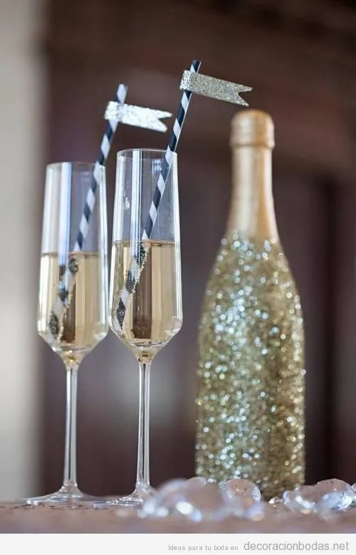 Detalles para una boda: botella de cava con purpurina y copas con ...