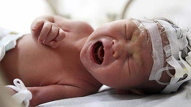 Devuelto a su familia el bebé chino rescatado de la cañería de un ...