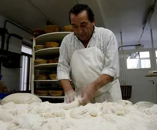UN DÍA CON Nicasio Meitín Gómez, panadero en Celeiro ...