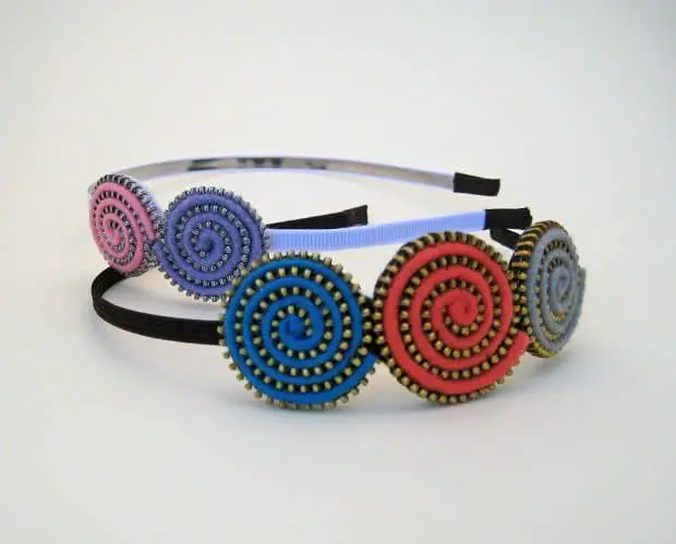 Diadema con adornos de cremalleras y fieltro Diadema con adornos de cremalleras y fieltro