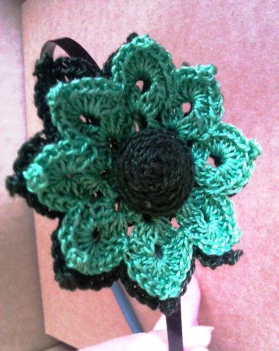 Diadema doble flor de ganchillo verde por LascositasdeMarita