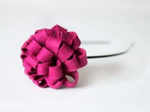 Cómo hacer una diadema con una flor de fieltro - YouTube Cómo hacer una diadema con una flor de fieltro - YouTube