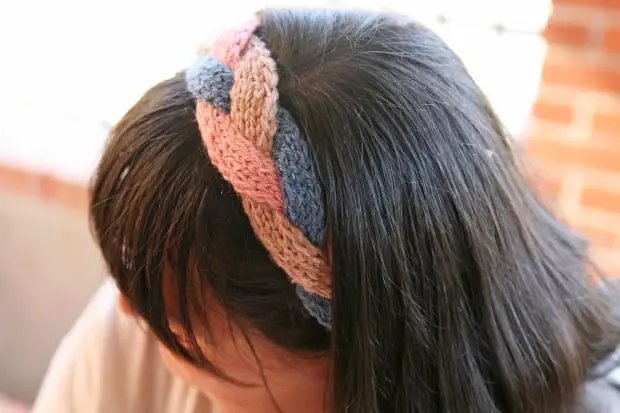 Diadema de lana con forma de trenza