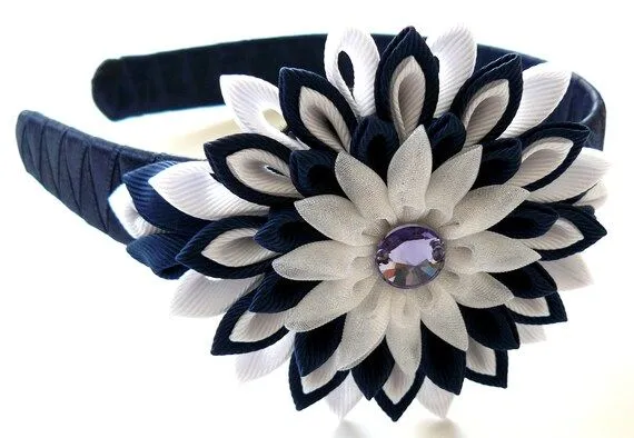 Diadema de tela Flor Kanzashi. Azul marino y blanco. por JuLVa Diadema de tela Flor Kanzashi. Azul marino y blanco. por JuLVa