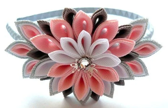 Diadema de tela Flor Kanzashi. Color de rosa gris plata y por JuLVa