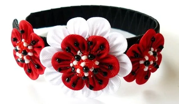 Diadema de tela Flor Kanzashi negro rojo y blanco. por JuLVa Diadema de tela Flor Kanzashi negro rojo y blanco. por JuLVa