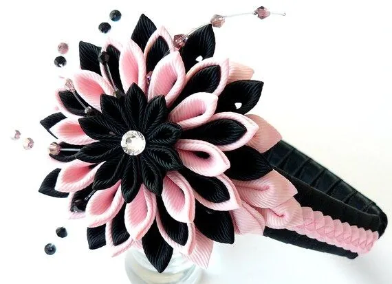 Diadema de tela Flor Kanzashi. El teniente rosa y negro. por JuLVa Diadema de tela Flor Kanzashi. El teniente rosa y negro. por JuLVa