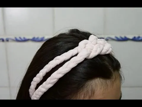 Cómo hacer una diadema de trapillo con nudo | facilisimo.com - YouTube Cómo hacer una diadema de trapillo con nudo | facilisimo.com - YouTube