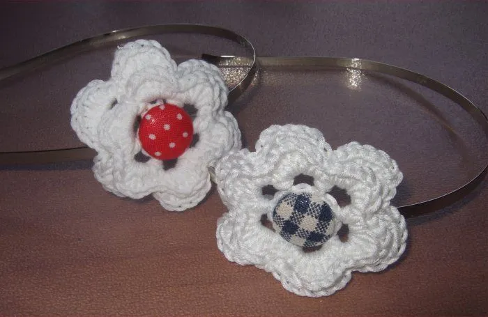Como hacer flores de ganchillo para diademas - Imagui