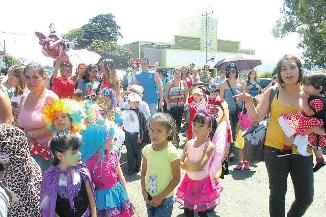 Diario Extra - Niños festejaron el Día de la Mascarada Nacional