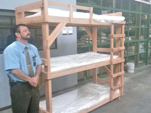 Diario Extra - Reos construyen sus propias camas de 3 pisos