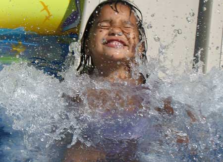 Ninas bañandose en piscina - Imagui