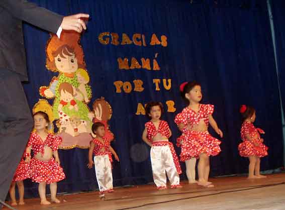 Dibujos de niños bailando festejo - Imagui