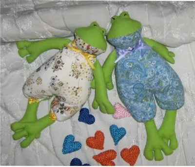 ... los ojitos estan bordados a mano estas ranas estan rellenas de amor