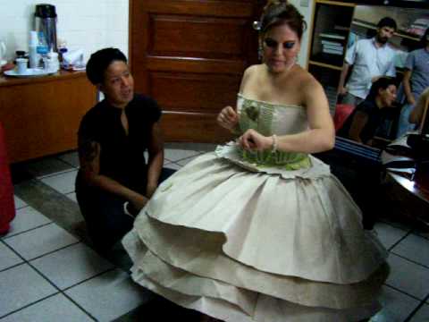 DINA PAUCAR VISTE TRAJE DE PAPEL RECICLADO - YouTube DINA PAUCAR VISTE TRAJE DE PAPEL RECICLADO - YouTube