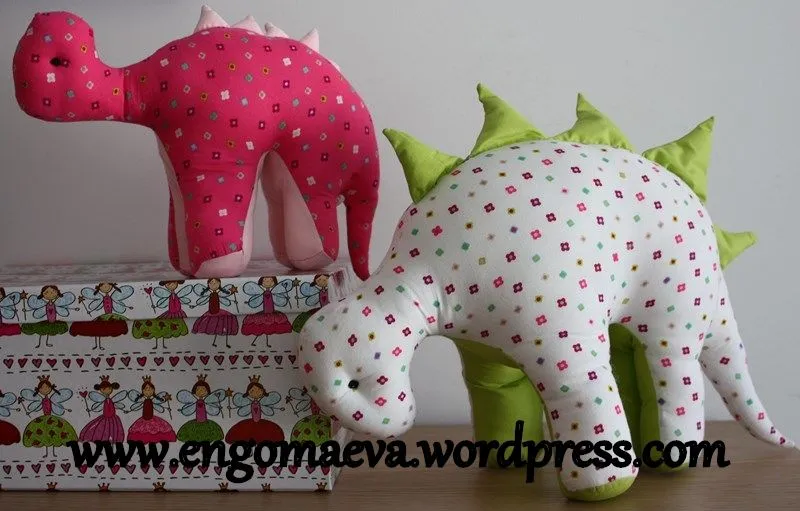 dinosaurios rosas |