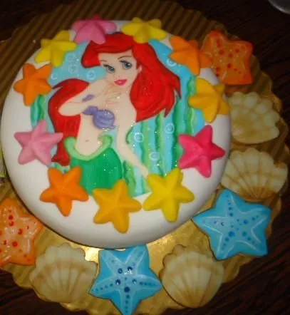 Disco pintado a mano para tortas de Ariel La Sirenita con borde de ... Disco pintado a mano para tortas de Ariel La Sirenita con borde de ...