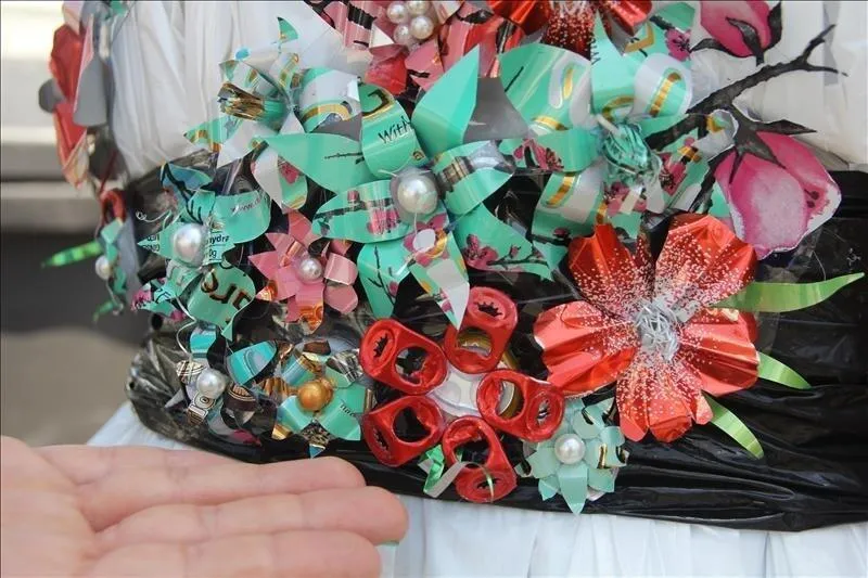 Diseñadora crea vestidos con material reciclado para pedir océanos limpios - San Diego Union-Tribune en Español Diseñadora crea vestidos con material reciclado para pedir océanos limpios - San Diego Union-Tribune en Español