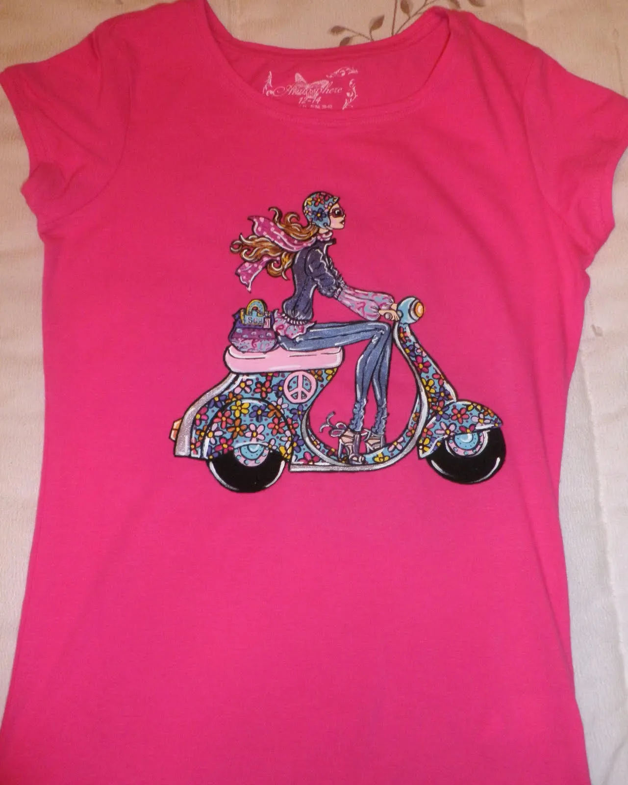DISEÑO EXCLUSIVO CHICA EN VESPA HIPPY, CON SIMBOLO DE LA PAZ Y MUCHAS ... DISEÑO EXCLUSIVO CHICA EN VESPA HIPPY, CON SIMBOLO DE LA PAZ Y MUCHAS ...