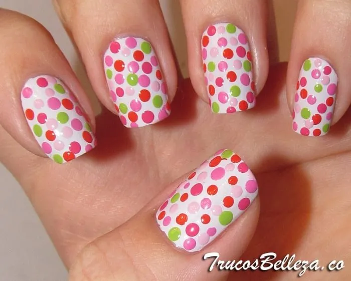 Diseño de uñas con puntitos de colores | Diseños de uñas ... Diseño de uñas con puntitos de colores | Diseños de uñas ...