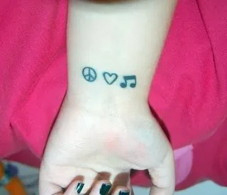 Tatuaje de paz, corazón y nota musical en muñeca | DISEÑOS DE TATUAJES Tatuaje de paz, corazón y nota musical en muñeca | DISEÑOS DE TATUAJES