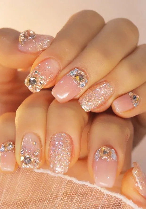 Diseños de uñas con piedras y diamantes | Uñas postizas con piedras, Uñas con piedras, Manicura Diseños de uñas con piedras y diamantes | Uñas postizas con piedras, Uñas con piedras, Manicura
