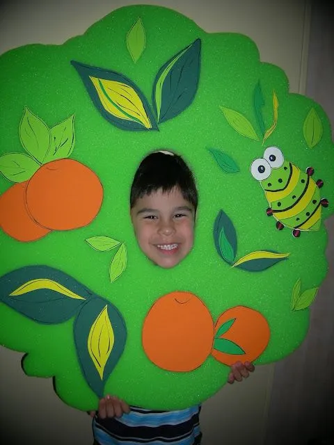 Disfraz de arbol con material reciclable para niños - Imagui