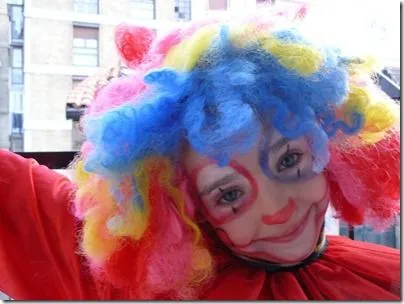 Disfraz de payaso hecho con bolsa de basura - Disfraz casero Disfraz de payaso hecho con bolsa de basura - Disfraz casero