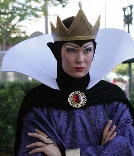 Cómo hacer un disfraz de madrastra de Blancanieves casero Cómo hacer un disfraz de madrastra de Blancanieves casero