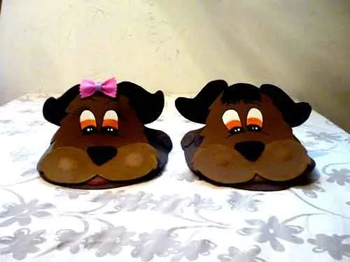 viseras o gorras infantiles. pareja de perritos elaborados en ...